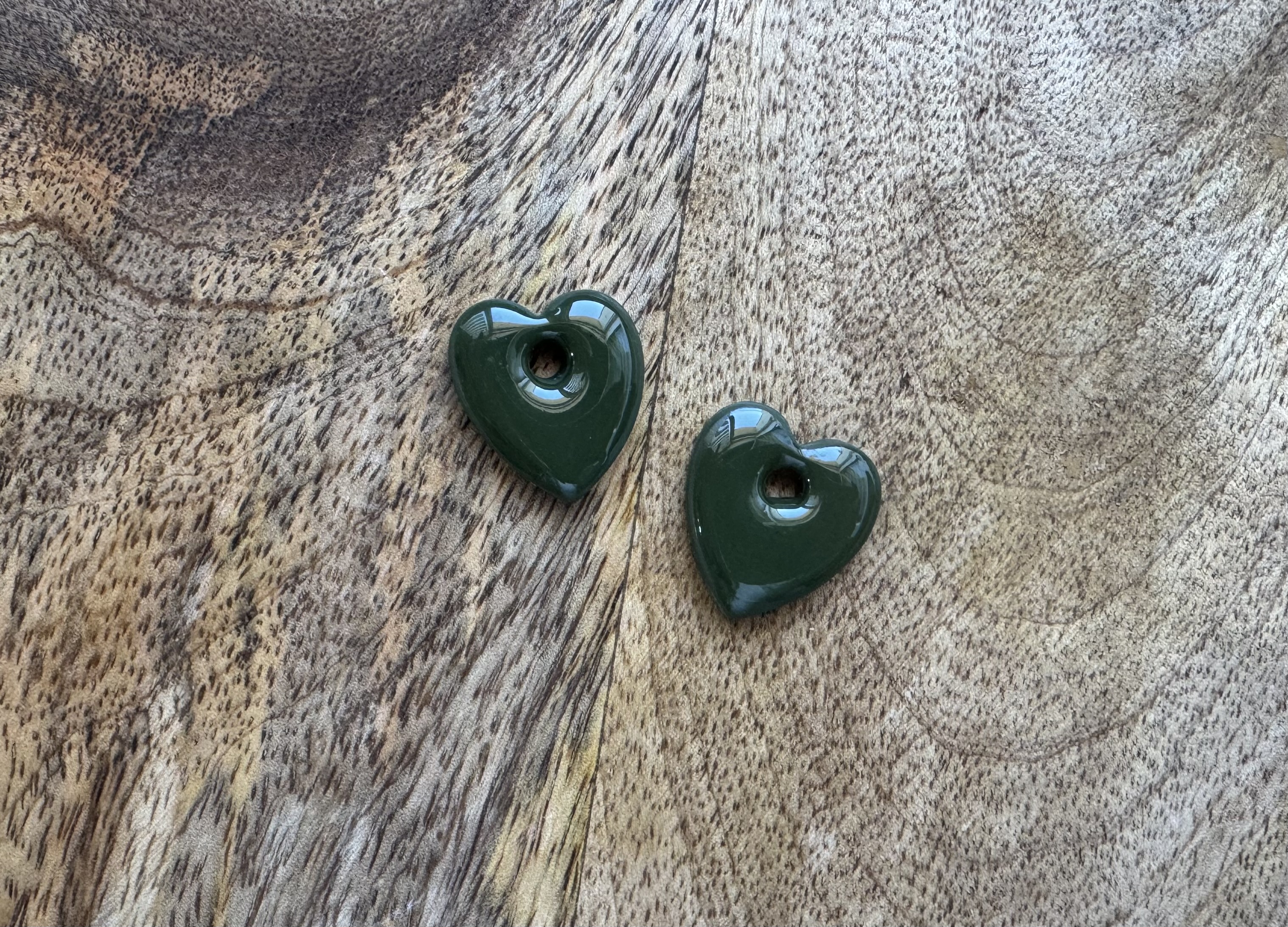 Les unis brillants vert olive