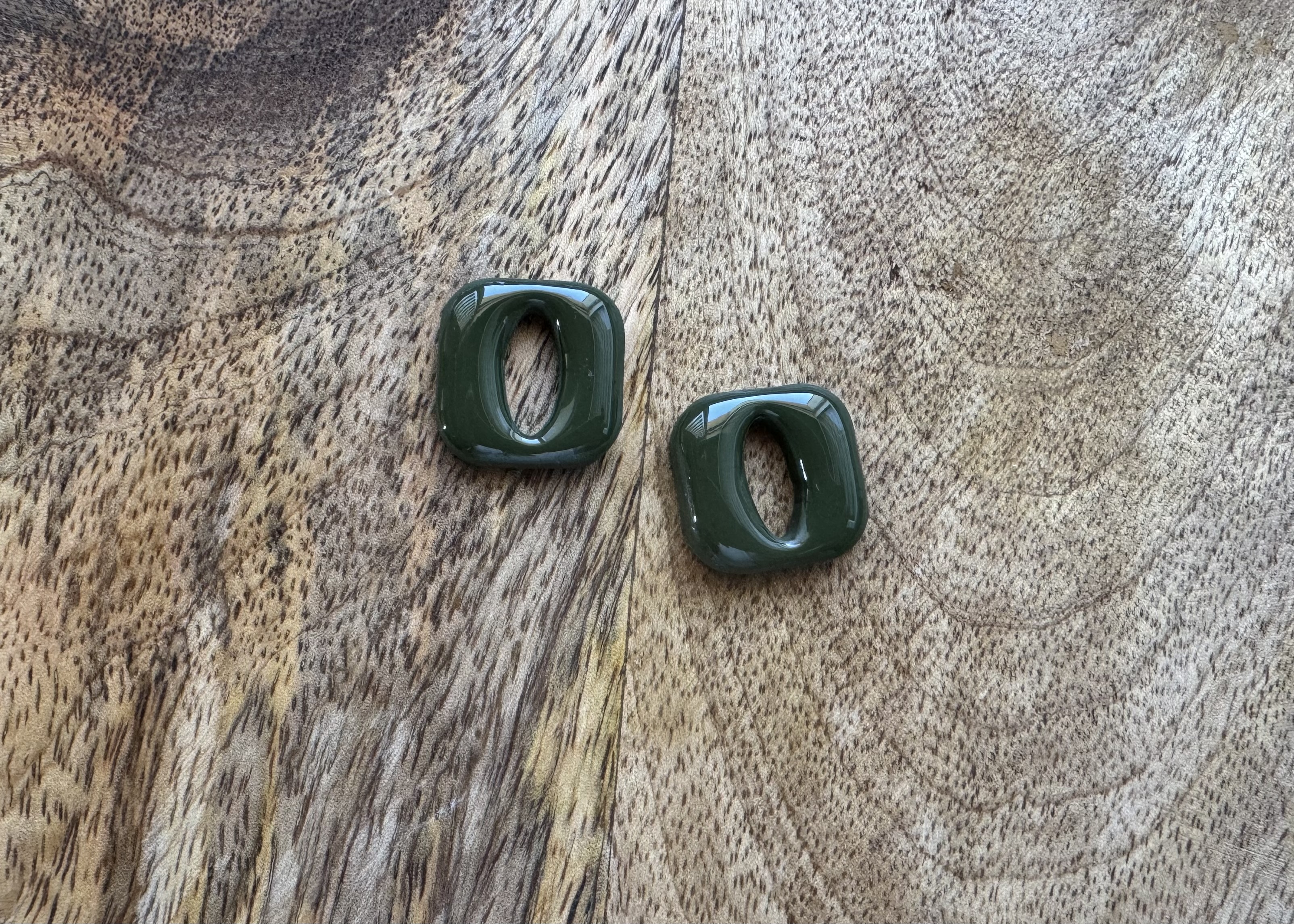 Les unies brillantes vert olive